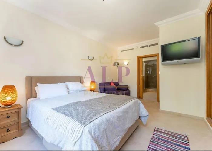 4 Bed 4 Bathroom Quinta Da Boavista Villa *